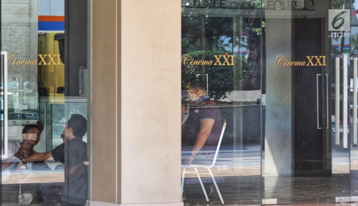 Pekerja memindahkan barang di bioskop XXI Taman Ismail Marzuki (TIM) yang per 19 Agustus 2019 sudah tidak beroperasi lagi, Jakarta, Selasa (20/8/2019). Pemberhentian operasional salah satu bioskop milik jaringan 21 Cineplex Group itu imbas dari revitalisasi kawasan TIM. (Liputan6.com/Johan Tallo)