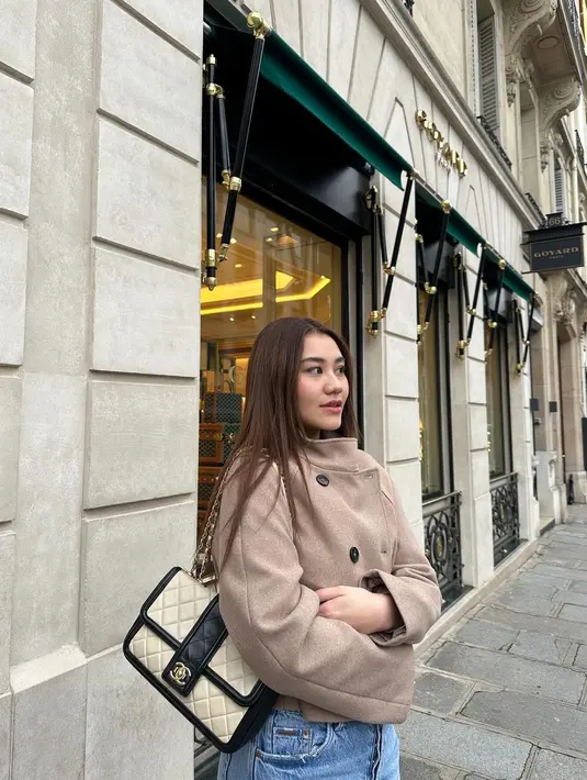 Sementara untuk bawahan, Aaliyah memilih celana jeans. Penampilannya disempurnakan dengan tas Chanel yang sama dipakai sebelumnya. [@aaliyah.massaid]