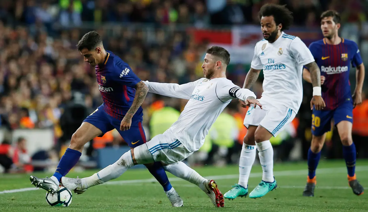Pemain Barcelona, Coutinho berebut bola dengan pemain Real Madrid, Sergio Ramos pada pertandingan La Liga Spanyol di Stadion Camp Nou, Minggu (6/5). Barcelona bisa memaksakan hasil imbang dengan Real Madrid 2-2. (AP/Manu Fernandez)