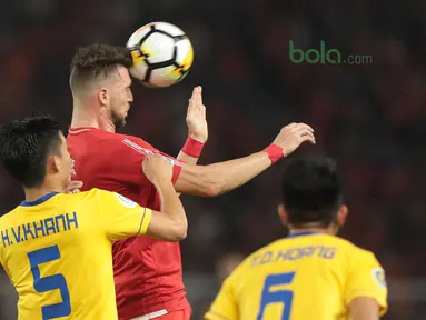 Pemain Persija Jakarta, Marko Simic menghalau bola dari kejaran pemain Song Lam Nghe An FC pada laga Piala AFC 2018 di Stadion Utama GBK, Senayan, Jakarta, (13/3/2018). Persija Jakarta menang 1-0. (Bola.com/Nick Hanoatubun)