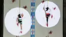 Atlet panjat tebing Indonesia, Desak Made Kusuma Dewi (kanan) berkompetisi pada kualifikasi nomor speed putri Kejuaraan Dunia Panjat Tebing IFSC 2023 seri Jakarta di Lot 6, Kompleks Stadion Utama Gelora Bung Karno, Jakarta, Indonesia, Sabtu (06/05/2023). Indonesia berhasil meloloskan 10 (5 putra dan 5 putri) pada babak kualifikasi. (Bola.com/Bagaskara Lazuardi)