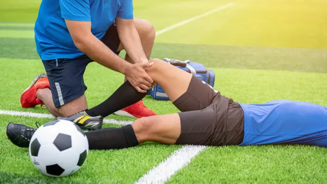 4 Pertolongan Pertama saat Pergelangan Kaki Keseleo, Agar Tak Cedera Parah ketika Bermain Bola (1)