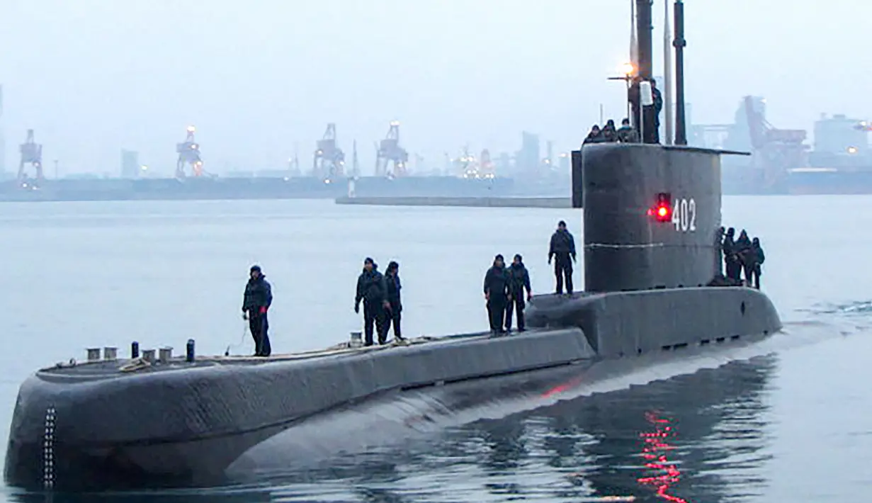 Kapal Selam KRI Nanggala-402 dinyatakan hilang dan tenggelam saat uji tembak rudal di Laut Bali pada Rabu (21/4/2021). Sebelumnya KRI Nanggala-402 hilang kontak saat melaksanakan latihan di perairan utara Bali dan dijadwalkan akan melaksanakan penembakan torpedo. (Handout/Indonesia Military/AFP)