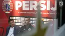 Pemain baru Persija, Alexandre Luiz Reame atau Xandao (kiri) saat memberi keterangan di Kantor Persija, Jakarta, Jumat (30/8/2019). Di Eropa, pesepakbola berkewarganegaraan Brasil ini pernah membela Sporting Lisbon dan Sporting Gijon. (Liputan6.com/Helmi Fithriansyah)