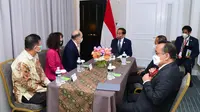 Presiden Joko Widodo (Jokowi) bertemu dengan Chairman dan CEO Air Products, Seifi Ghasemi dalam kunjungannya ke Amerika Serikat (AS) di Hotel Ritz Carlton, Washington DC, Kamis, 12 Mei 2022.