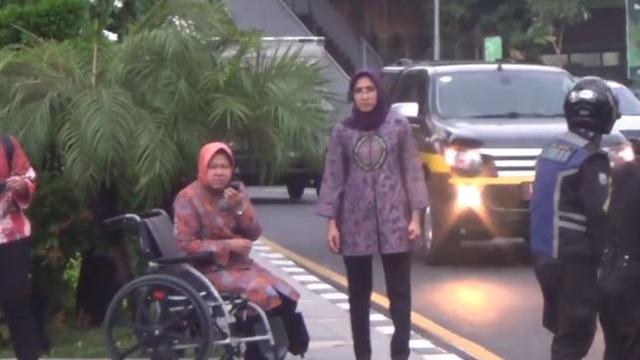 Meski Hujan, Ini 5 Potret Tri Rismaharini Atur Lalu Lintas di Simpang Darmo Surabaya