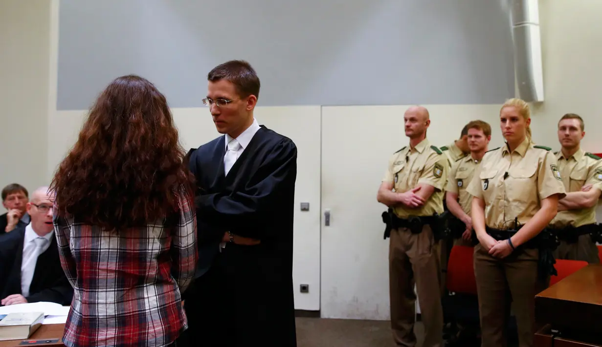 Beate Zschaepe (kiri) saat berdiskusi dengan pengacaranya saat menjalani persidangan di Munich, Jerman, Selasa (10/11/2015). Zschaepe juga diduga terlibat pembunuhan dari 10 orang dari tahun 2000 sampai 2007. (REUTERS/Michael Dalder)