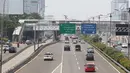 Kendaraan melintasi jalur tol dalam kota dan Jalan Gatot Soebroto di Jakarta, Selasa (1/5). Peringatan Hari Buruh berpusat di sejumlah lokasi seperti Istana Negara, Patung Kuda, Istora Senayan, Bundaran HI dan Monas. (Liputan6.com/Immanuel Antonius)