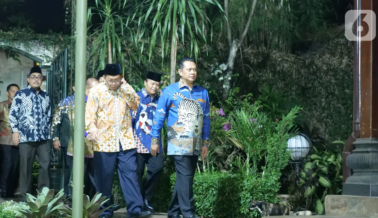 Ketua MPR Bambang Soesatyo bersama pimpinan lainnya tiba di kediaman Presiden ke-6 Susilo Bambang Yudhoyono untuk mengantarkan undangan pelantikan Presiden dan Wakil Presiden periode 2019-2024 di Puri Cikeas, Bogor, Jawa Barat, Rabu (16/10/2019). (Liputan6.com/Herman Zakharia)