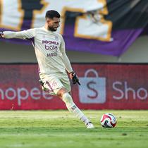 Pemain Persita Tangerang,&nbsp;Igor Rodrigues saat berhadapan dengan Persebaya Surabaya&nbsp;pada pekan kedua BRI Super League 2025/2026 di Indomilk Arena, Sabtu (16/8/2025). (Bola.com/ Abdul Aziz)