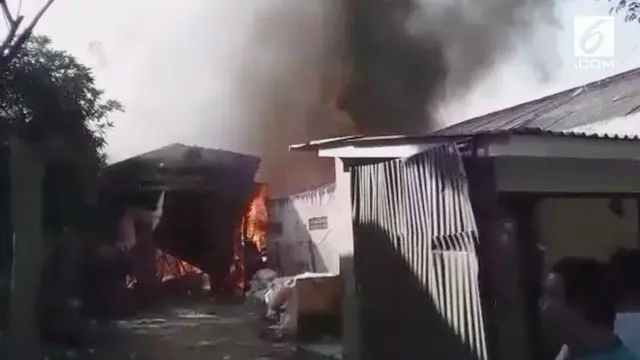 Kebakaran melanda gudang barang-barang bekas di kawasan Cengkareng, Jakarta Barat.