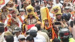 Drumband Kopassus, ondel-ondel, rebana juga mengiringi Prabowo-Gibran ke KPU. (Liputan6.com/Angga Yuniar)