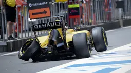 Ban kiri belakang pebalap Renault, Kevin Magnussen, pecah saat latihan bebas pertama F1 GP China di Sirkuit Internasional Shanghai, China, (15/4/2016). (AFP/Wang Zhao)