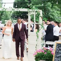 Osei dan Miles harus merelakan pernikahan impiannya digantikan dengan rencana lain demi sang Ibu. (Foto: buzzfeed.com)