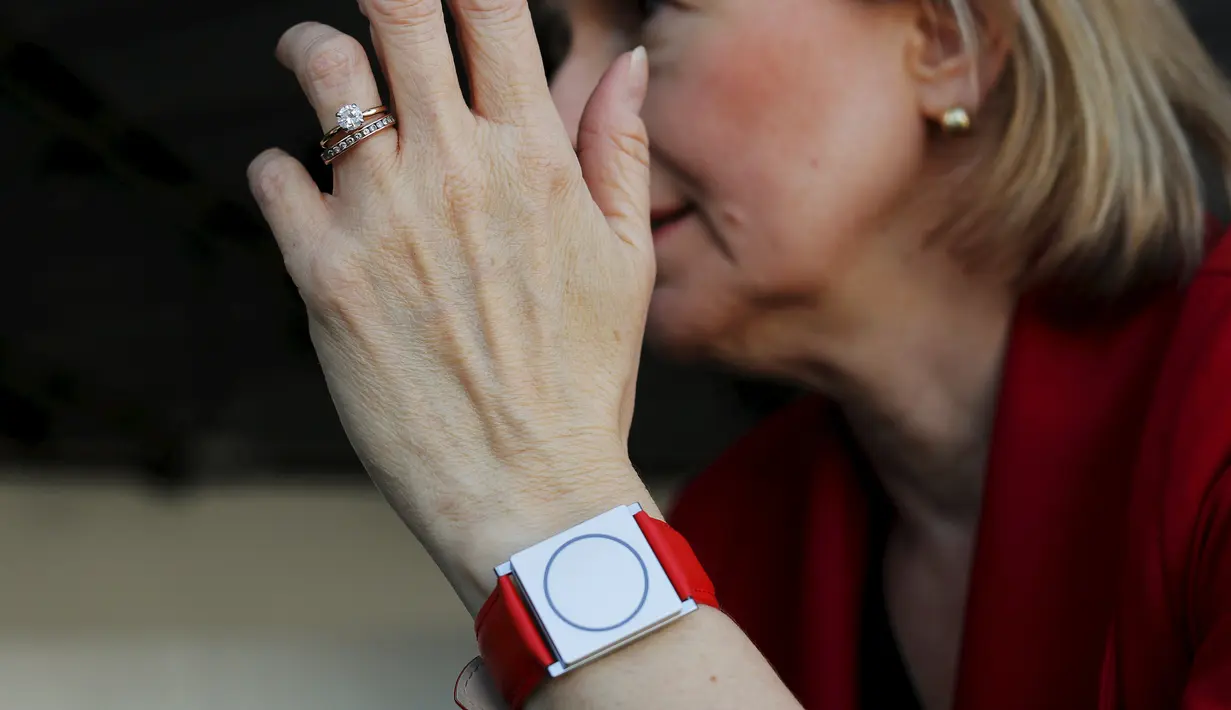 Profesor MIT dan kepala ilmuwan dari pembuatan jam tangan bernama Empatica saat memakai jam buatannya tersebut di Cambridge,Inggris (11/11). Jam ini mampu mendeteksi penyakit yang diderita si pemakai jam tangan. (REUTERS/Brian Snyder)