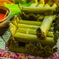 Ilustrasi lontong Lebaran. (c) teguhjatipras/Depositphotos.com