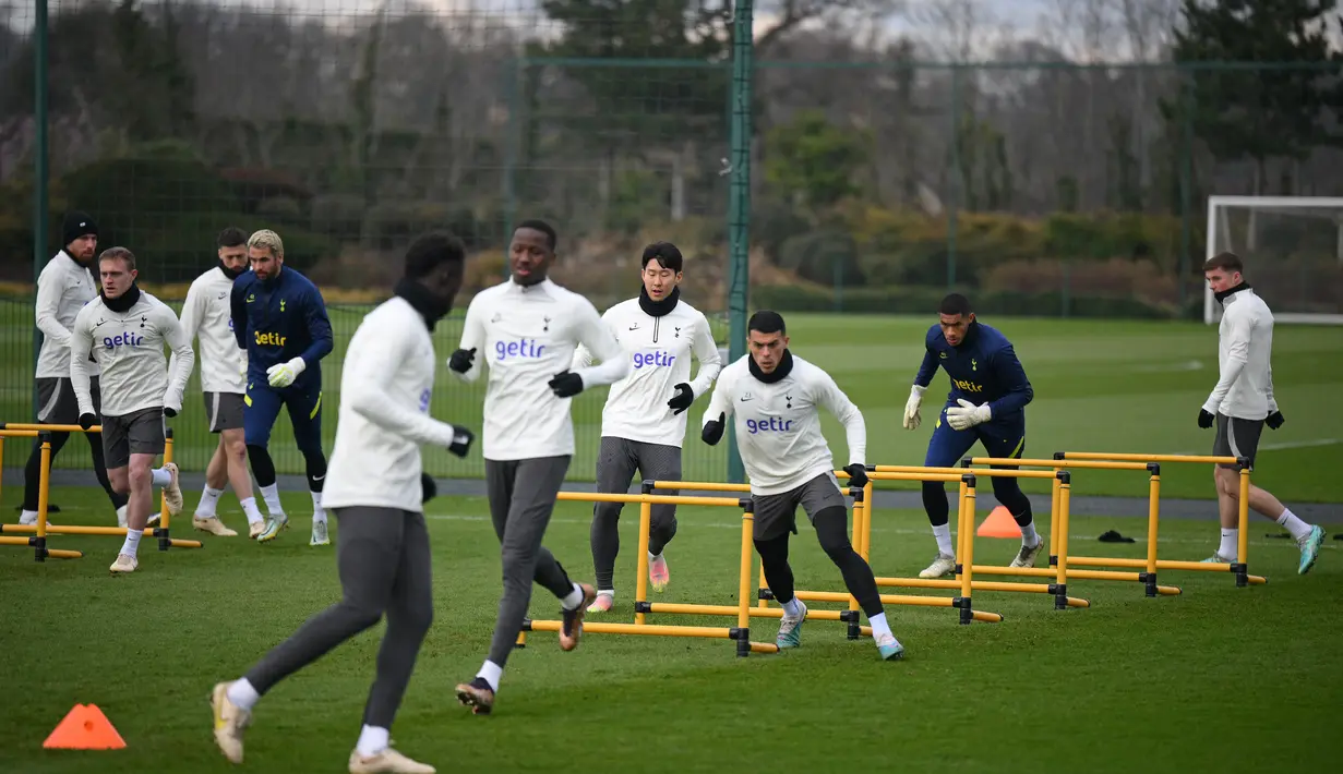 Para pemain Tottenham Hotspur melakukan pemanasan selama sesi latihan tim di Tottenham Hotspur Football Club Training Ground, di Enfield, utara London pada 7 Maret 2023. Pada leg pertama babak 16 Liga Champions di San Siro, Milan menaklukkan Tottenham 1-0 lewat gol cepat Brahim Diaz. Namun, dia bakal absen di leg kedua akibat cedera.(AFP/Daniel Leal)
