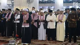 Presiden Joko Widodo (kanan) menunaikan ibadah Salat Jumat di Masjid Istiqlal, Jakarta, Jumat (2/3). Usai melaksanakan salat Jumat, Presiden bersama dengan jemaah lainnya turut mendirikan salat gaib. (Liputan6.com/Pool/Biro Pers Setpres)