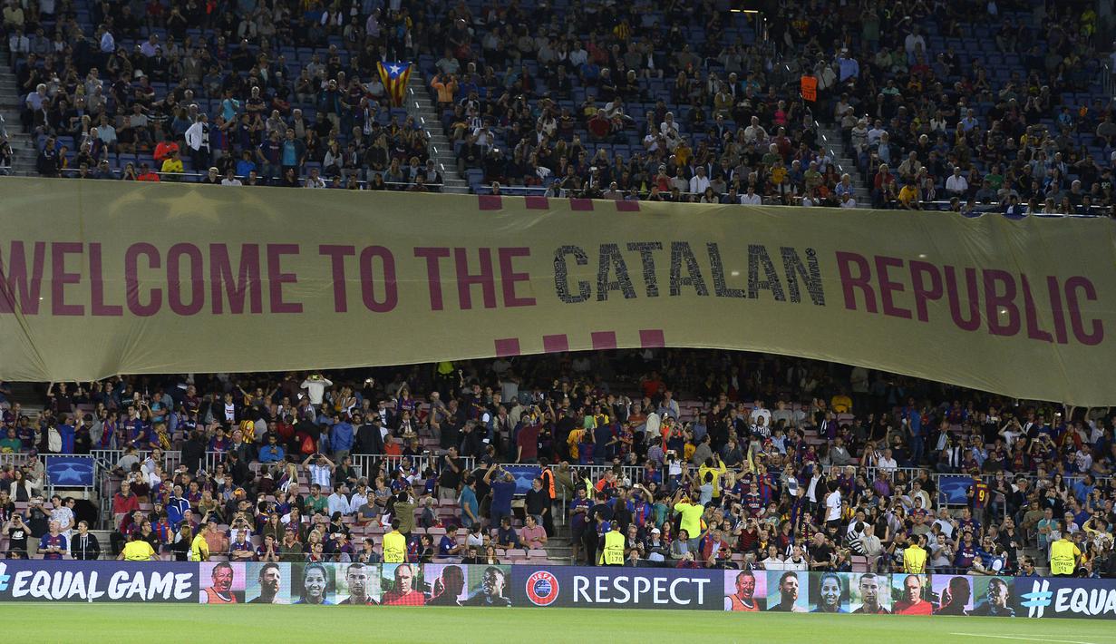 1. Suporter Barcelona kembali membentangkan spanduk yang berisi tentang kemerdekaan Republik Katalonia. Isu politik kemerdekaan Katalonia dari Spanyol tengah memanas upaya referendum dihentikan oleh pengadilan tinggi. (AFP/Josep Lago)