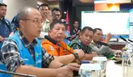 Senior Manager Pemeliharaan Transportasi PT PLN Unit Induk Transmisi (UIT) Jawa Bagian Timur dan Bali, Indra Puspanugraha (rompi biru) memberikan pemaparan terkait kondisi bangkai KMP Tunu Pratama Jaya yang berdekatan dengan kabel bawa laut (Istimewa)