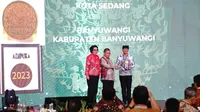 Wakil Menteri LHK Alue Dohong saat penyerahan Piala Adipura ke Asisten Perekonomian dan Pembangunan Setda Banyuwangi, Dwi Yanto.(Istimewa)