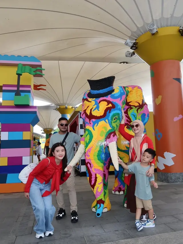 6 Gaya Fashion Liburan Keluarga Irish Bella di Legoland Malaysia, Tampil Kompak
