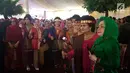 Sejumlah tamu undangan mengenakan busana adat berpose saat menghadiri pesta adat Kahiyang Ayu dan Bobby Nasution di di Bukit Hijau Regency Taman Setia Budi (BHR Tasbi), Medan, Sabtu (25/11). (Liputan6.com/Aditya Eka Prawira)