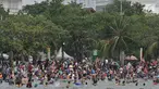 Warga memanfaatkan libur nasional Pilkada Serentak 2018 dengan memadati kawasan Pantai Ancol, Jakarta, Rabu (27/6). Pada program gratis masuk Ancol dalam rangka HUT Jakarta ini, antusias pengunjung mencapai 19.000 jiwa. (Merdeka.com/Iqbal S. Nugroho)