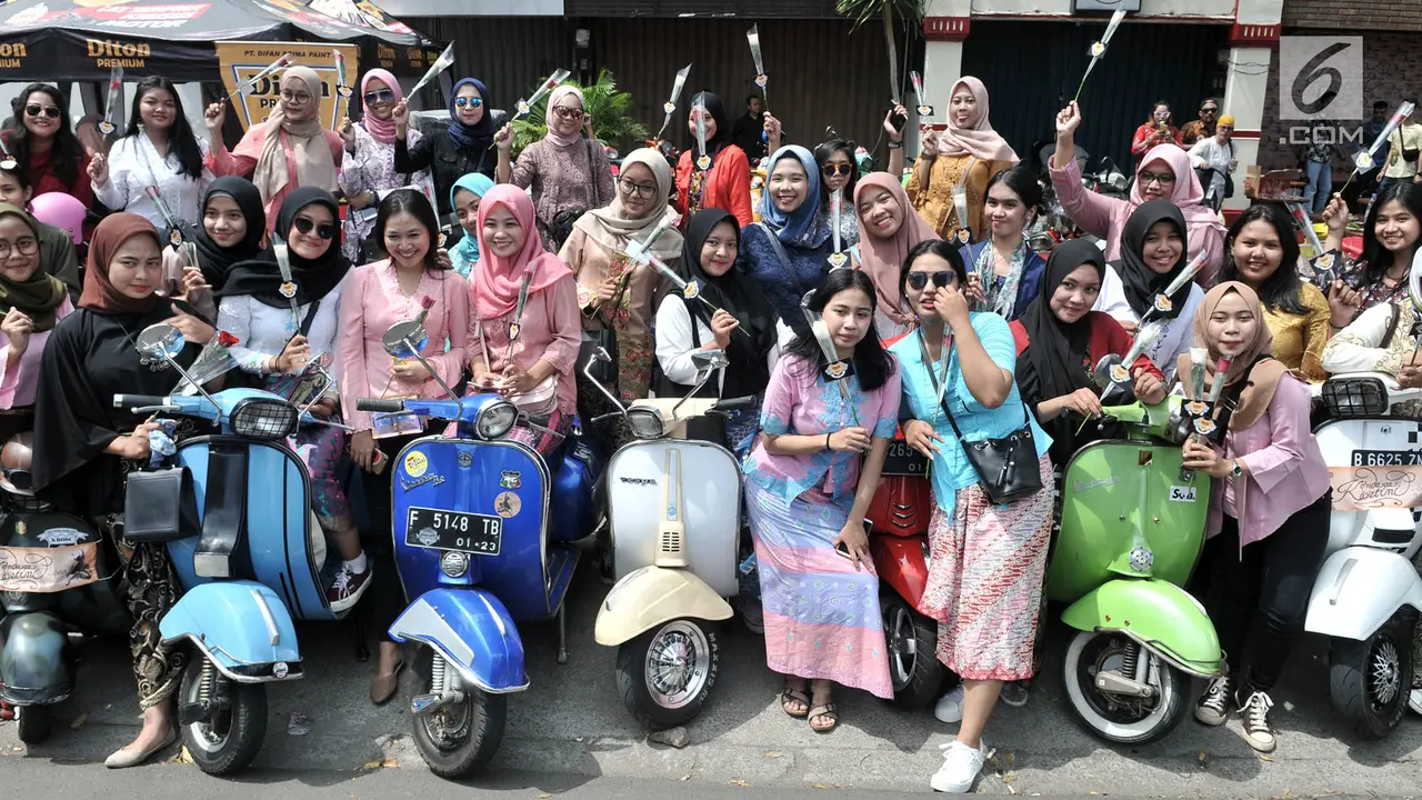 Hari Kartini, Pengendara Vespa Wanita Berkebaya Keliling Jakarta