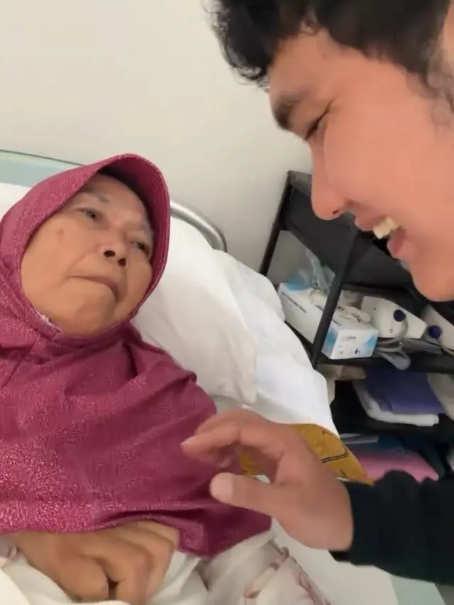 Aldi Taher merawat ibu yang kena stroke