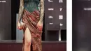 Melalui tangan dingin Stylist Wanda Hara, Shena Cinnamon tampil stylish dengan kebaya hijau yang terinspirasi oleh nyi roro dengan kain yang memamerkan kaki jenjangnya. Dok. @wanda_haraa.