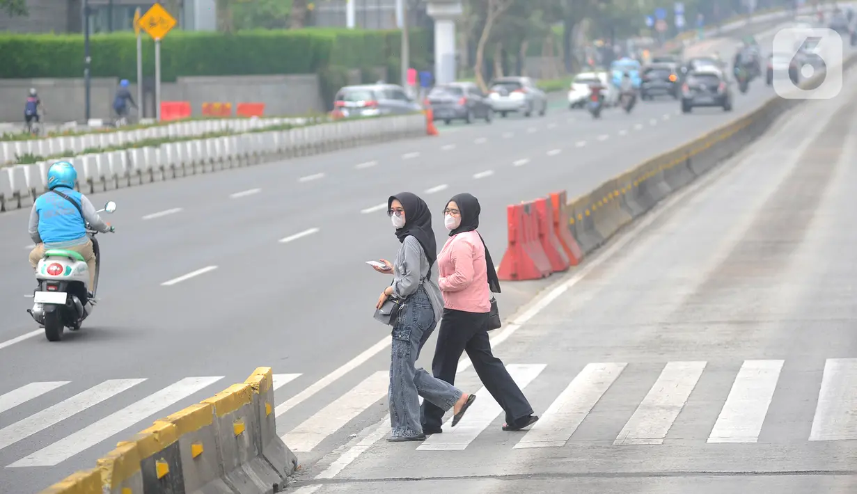 Secara terperinci, kualitas udara Jakarta di sejumlah titik pemantauan makin mengkhawatirkan. Misalnya, Jeruk Purut, Kemang V, Kemang Dalam IX menjadi top tiga kawasan dengan kualitas dengan indeks masing-masing 251 AQI US, 225 AQI US, dan 198 AQI US.  (merdeka.com/Arie Basuki)