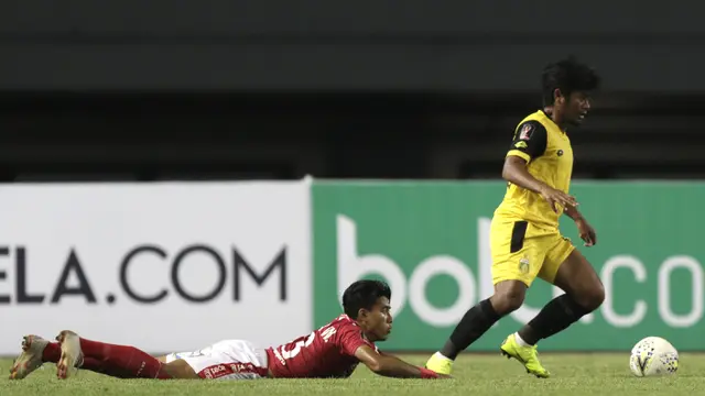 Bek Bali United, Made Andhika, berusaha menahan laju dari gelandang Bhayangkara FC, Ilham Udin, pada laga Piala Presiden 2019. (Bola.com/Yoppy Renato)