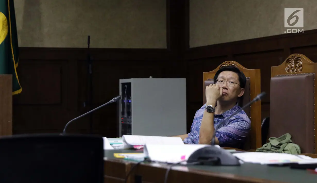 Terdakwa kasus dugaan suap kepada Direktur PT Krakatau Steel Wisnu Kuncoro, Kenneth Sutardja saat menjalani sidang lanjutan di Pengadilan Tipikor, Jakarta, Senin (1/7/2019). Sidang beragendakan mendengar keterangan saksi-saksi. (Liputan6.com/Helmi Fithriansyah)