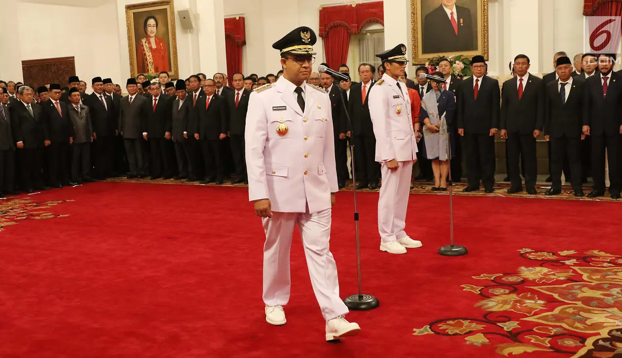 Gubernur dan Wakil Gubernur DKI Jakarta, Anies Baswedan dan Sandiaga Uno saat pelantikan di Istana Negara, Jakarta, Senin (16/10). Anies-Sandi dilantik menjadi Gubernur dan Wakil Gubernur DKI Jakarta periode 2017-2022. (Liputan6.com/Angga Yuniar)