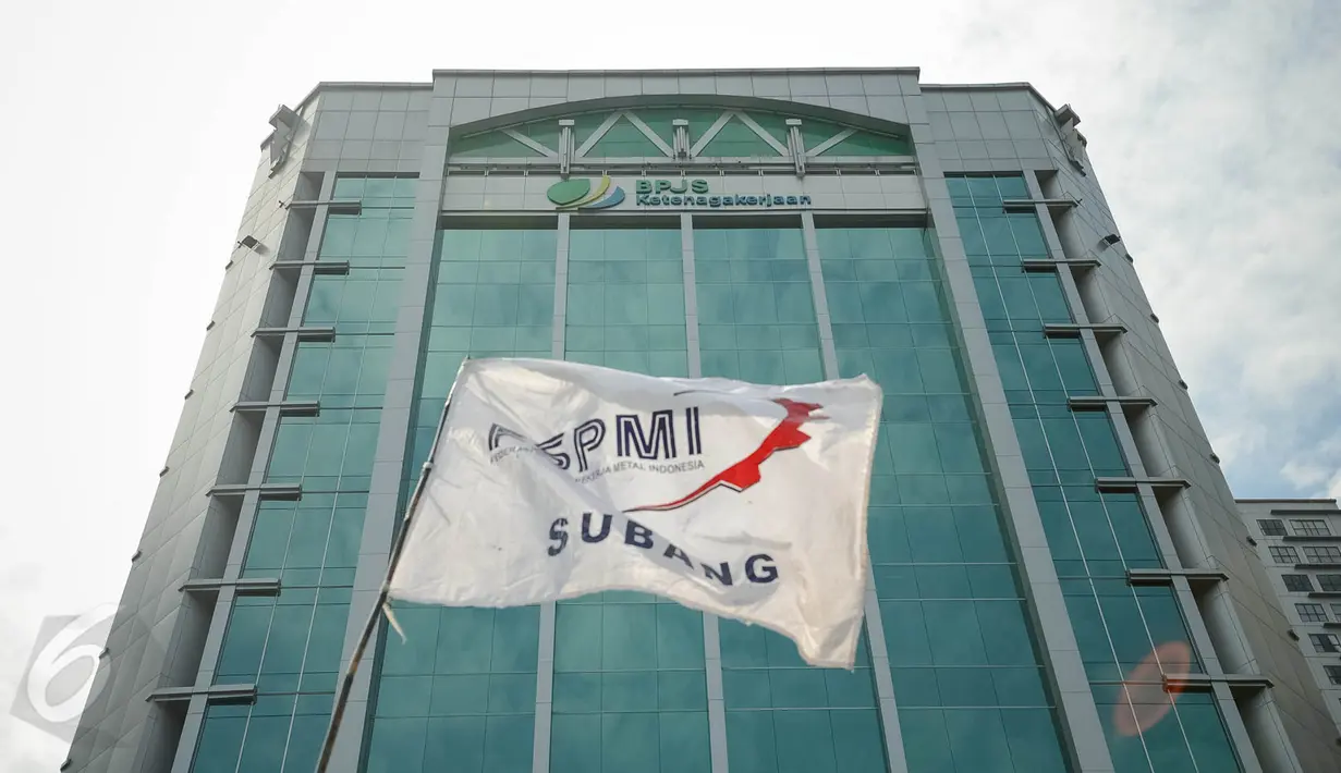 Massa yang tergabung dalam Federasi Serikat Pekerja Metal Indonesia (FSPMI) menggelar aksi di depan kantor BPJS Ketenagakerjaan, Jakarta, Kamis, (4/6/2015). Mereka menolak iuran sebesar 1,5 persen sesuai usulan Apindo. (Liputan6.com/Faizal Fanani)
