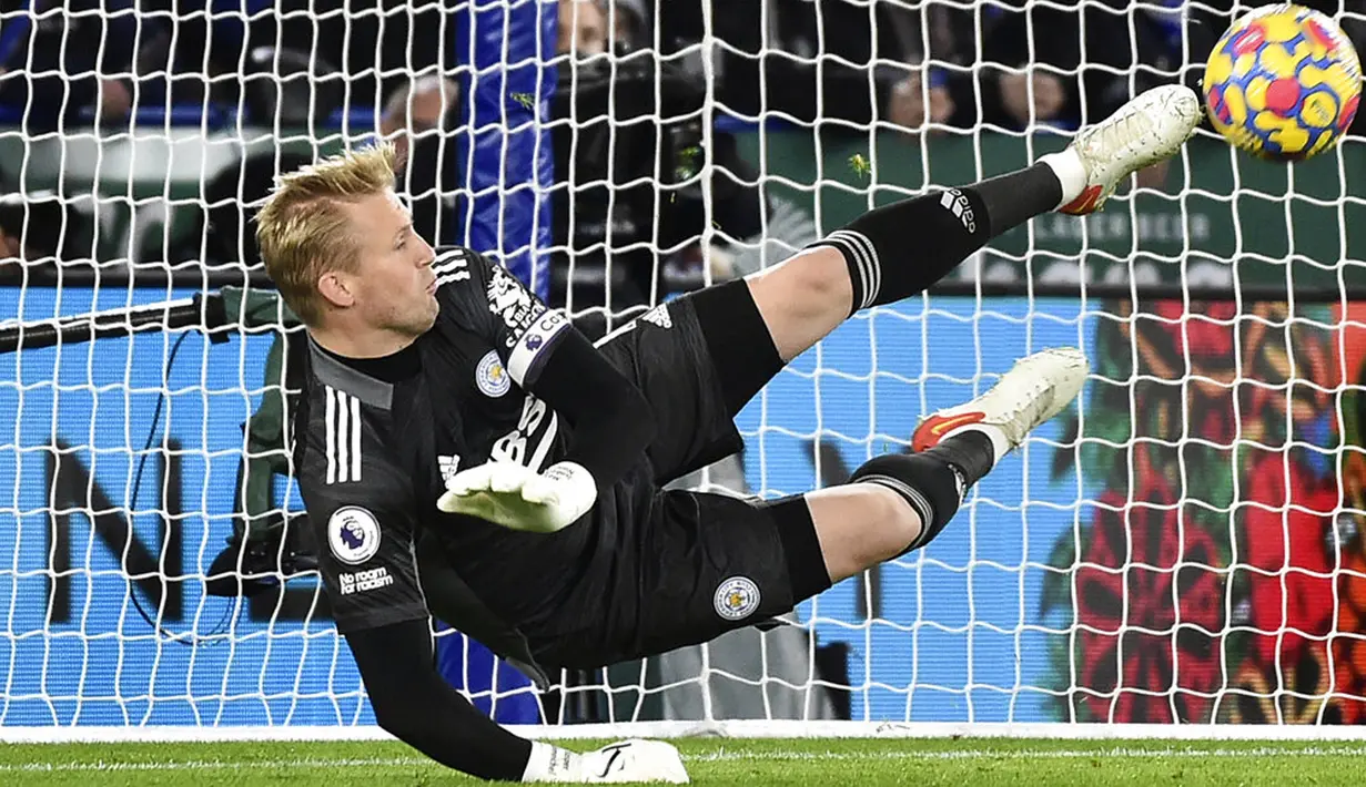 Penjaga gawang Leicester City Kasper Schmeichel melakukan penyelamatan tendangan penalti pemain Liverpool Mohamed Salah pada pertandingan sepak bola Liga Inggris di Stadion King Power, Leicester, Inggris, 28 Desember 2021. Leicester City menang 1-0. (AP Photo/Rui Vieira)