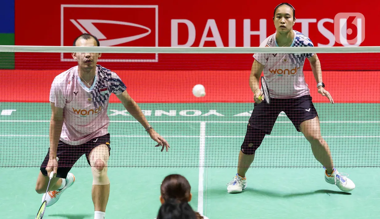 Pebulu tangkis ganda campuran Rinov Rivaldy/Lisa Ayu Kusumawati saat melawan Hiroki Midorikawa/Natsu Saitopada (Jepang) pada babak semifinal Daihatsu Indonesia Masters 2025 di Istora Gelora Bung Karno, Senayan, Jakarta, Sabtu (25/1/2025). (Liputan6.com/Herman Zakharia)