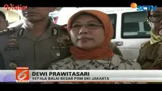 Petugas Balai Besar POM DKI merazia makanan berbahaya di pasar tradisional Pasar Minggu, Jakarta. 