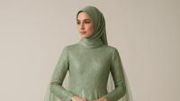 Gamis Brokat Kombinasi Satin dengan Cape Tulle (chatgpt)
