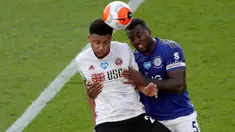 Penyerang Sheffield United, Lys Mousset melompat saat berebut bola dengan bek Leicester City, Wes Morgan dalam lanjutan Liga Inggris pekan ke-36 di Stadion King Power, Kamis (16/7/2020). Leicester City sukses menggulung tamunya, Sheffield United dengan skor 2-0. (David Davies/Pool via AP)