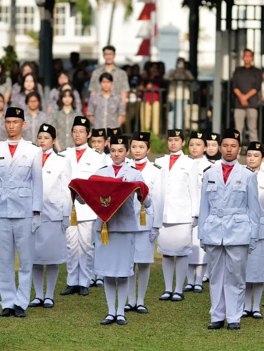 Mereka adalah Shaista Tanisha dan Shanika Tanaa yang terpilih menjadi anggota Paskibra di upacara peringatan HUT ke-79 RI di sekolah mereka. [@rio stokhorst].