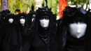 Aktivis Extinction Rebellion berbaris di sepanjang Parliament Street sebagai bagian dari protes perubahan iklim di London, Inggris, Selasa (8/9/2020). Menggelar aksi di tengah pandemi COVID-19, para aktivis mengenakan masker selama protes berlangsung. (AP Photo/Alberto Pezzali)