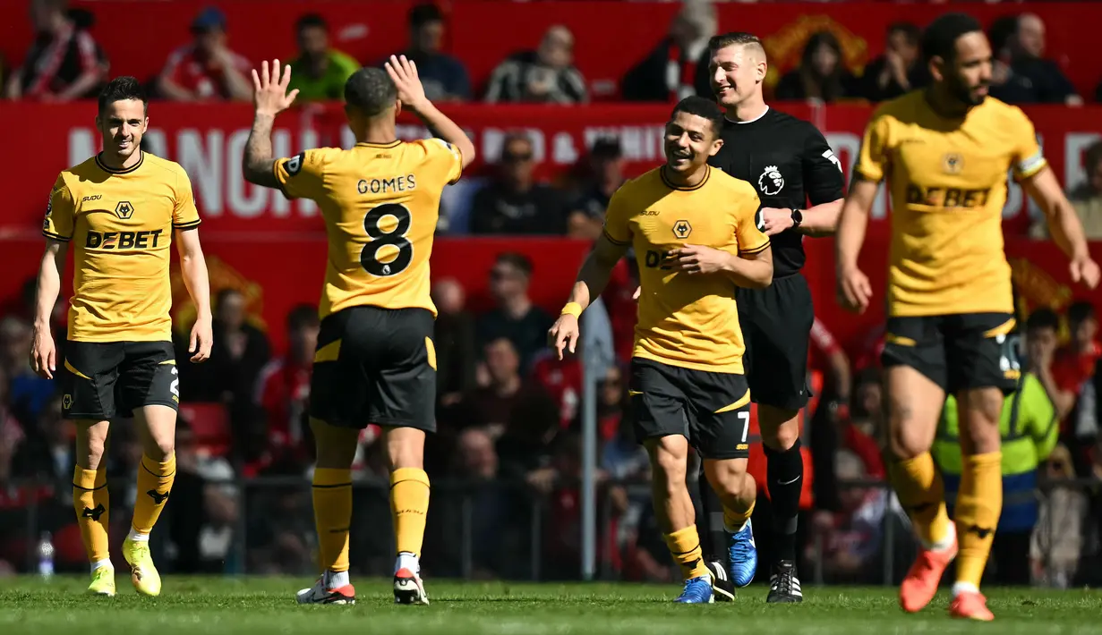 Pemain Wolves merayakan gol ke gawang Manchester United yang dicetak oleh Pablo Sarabia (kiri) dalam laga lanjutan Liga Inggris 2024/2025 di Old Trafford, Inggris, Minggu (20/04/2025) waktu setempat. (AFP/Paul Ellis)