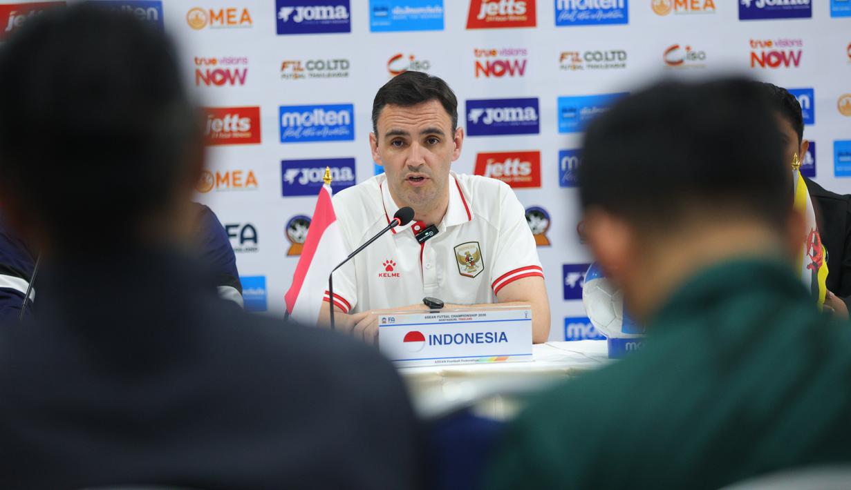 Pelatih Kepala Timnas Futsal Indonesia, Héctor Souto mengungkapkan tantangan terbesar yang dihadapi jajaran pelatih saat ini adalah singkatnya waktu adaptasi dan para wajah baru yang ada di skuad. (Dok. Federasi Futsal Indonesia)