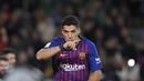 Selebrasi khas Luis Suarez usai mencetak gol pada menit ke-89 pada leg kedua Copa Del Rey yang berlangsung di stadion Nou Camp, Barcelona, Kamis (31/1). Barcelona menang 6-1 atas Sevilla. (AFP/Luis Gene)