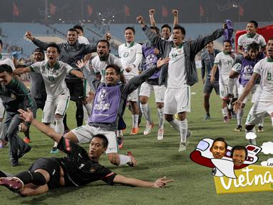 Para pemain Timnas Indonesia merayakan keberhasilan menyingkirkan Vietnam dari semifinal Piala AFF 2016 di Stadion My Dinh, Hanoi, Kamis (7/12/2016). Indonesia menang agregat 4-3 atas Vietnam. (Bola.com/Peksi Cahyo)