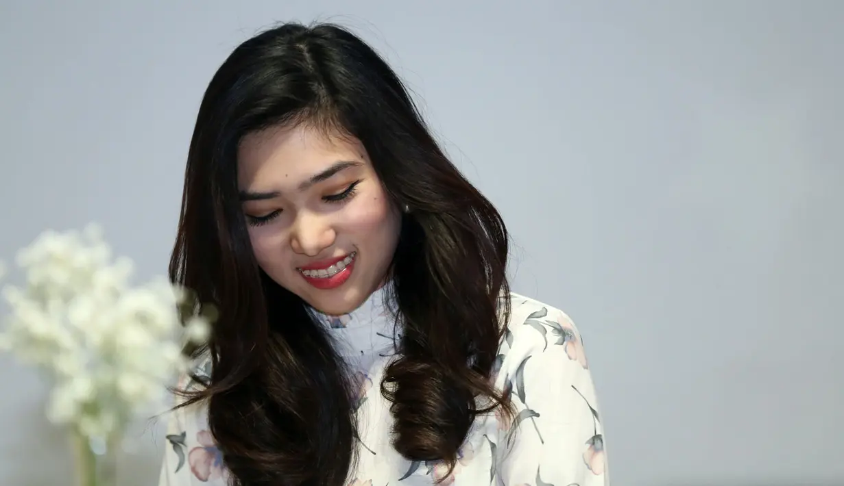 Lantaran prestasinya di bidang musik sangat gemilang, Isyana pun tidak harus lulus SMA dengan mengikuti Ujian Nasional (UN) dan ia juga bisa langsung melanjutkan sekolah musik di Singapura tanpa ijasah SMA. (Nurwahyunan/Bintang.com)