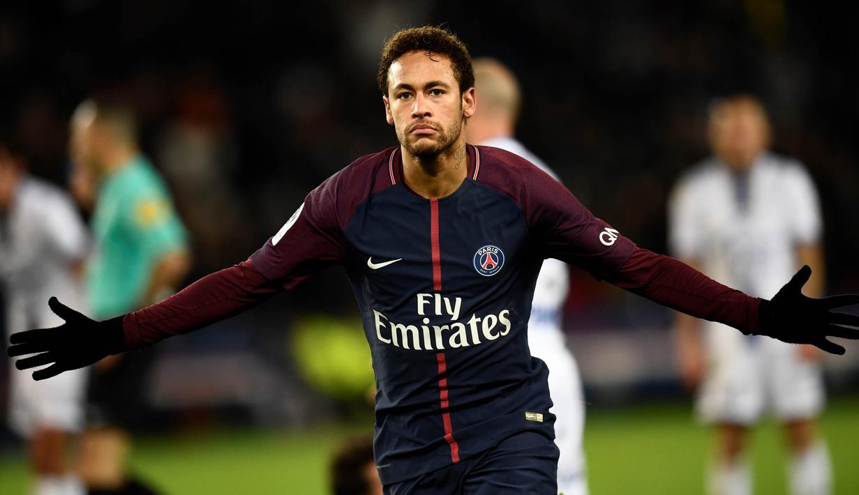Striker PSG, Neymar, merayakan gol yang dicetaknya ke gawang Troyes pada laga Ligue 1 Prancis di Stadion Parc des Princes, Paris, Rabu (29/11/2017). PSG menang 2-0 atas Troyes. (AFP/Christophe Simon)