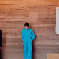 One set sweat shirt berwarna biru adalah outfit ternyaman untuk kamu gunakan sehari-hari. (instagram/gyaps)